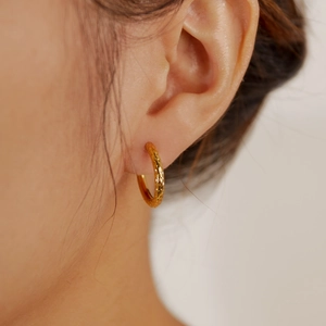 Elegantes pendientes de aro dorados con textura martillada para mujer de acero inoxidable