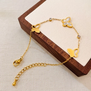 Elegante bracciale a farfalla dorato con madreperla bianca e pietre di zircone lucide