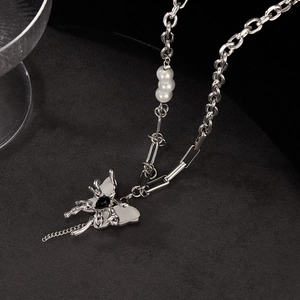 Halskette mit Schmetterlingsanhänger, schwarzen Edelstein, weißen Perlen und Gliederkette
