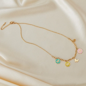 Detailaufnahme der goldenen Schmetterlingsanhänger und bunten Emaille auf der Edelstahlkette