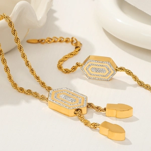 Elegantes Set aus goldener Halskette und Armband mit Sechseck-Anhänger und Zirkonia-Besatz