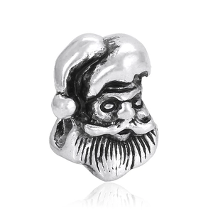 Detailaufnahme der Weihnachtsmann-Perle aus Altsilber für DIY Weihnachtsschmuck