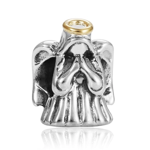 Makroaufnahme von Silber-Engelsanhänger mit Goldheiligenschein für DIY-Schmuck