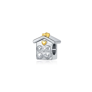 Detail der Haus-Charm-Perle in Silber und Gold mit Familienrelief und Herzmotiv