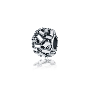 Vue détaillée d'une perle cylindrique en argent avec pavage scintillant en zircone
