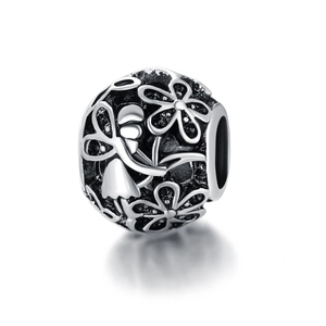 Vue macro détaillée d'une perle fleur évidée en argent pour la création de bijoux DIY