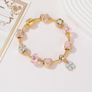 Dettaglio del bracciale serpente oro rosa con perle di cristallo e ciondoli fiori