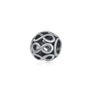 Détail d'une breloque en argent avec symbole infini et finition oxydée rétro