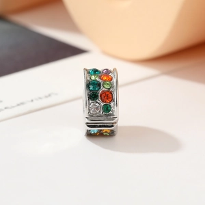 Charm in argento lucido con strass multicolori scintillanti per bracciali di moda