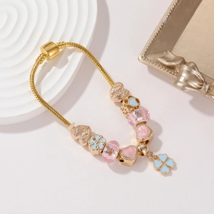 Dettaglio del bracciale con ciondoli in oro rosa, chiusura S925, fiori e perle cuore