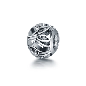Vue détaillée d'une perle creuse en argent avec cristal noir pour bijoux DIY