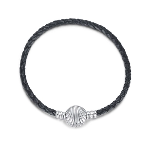 Gevlochten zwarte leren armband met zilveren schelpsluiting en een nautisch ontwerp