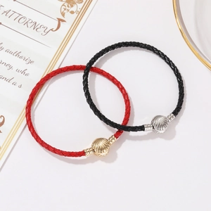 Handgeweven rundlederen armband met schelpsluiting in de kleuren rood en zwart