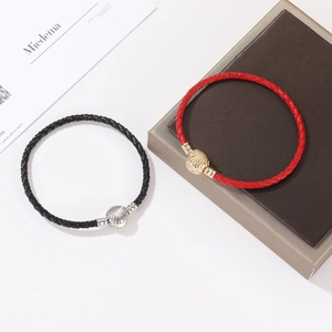 Handgeweven lederen armbanden in rood en zwart met schelpvormige metalen sluiting