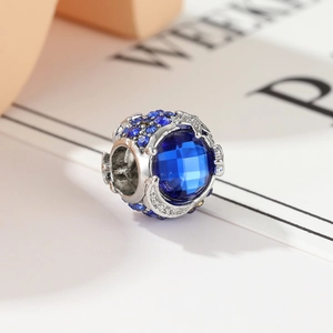Blauer Sternenhimmel-Anhänger mit facettiertem Stein und Mond-Details für Armband