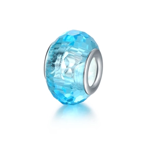 Détail d'une perle en cristal bleu facetté avec noyau en argent pour bijoux DIY