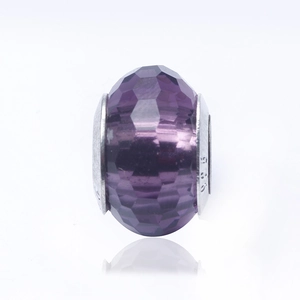 Détail macro d'une perle en cristal violet avec bord gravé en argent sterling S925