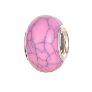 Makroaufnahme einer rosa Charm-Perle mit schwarzer Marmortextur und Silberkern