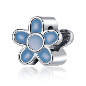 Vue macro d'une breloque fleur à cinq pétales en argent et émail bleu clair pour bijoux
