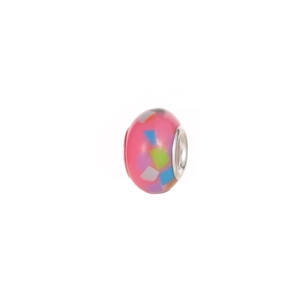 Vue détaillée d'une perle en résine rose translucide avec des confettis géométriques colorés