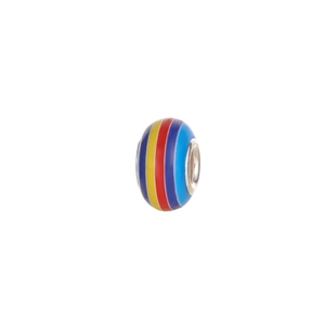 Makro-Detail einer bunten gestreiften Harzperle mit Metallkern für DIY-Armbänder