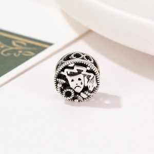 Abalorio vintage de plata calada con máscara triste y sombrero de mago para hacer joyas