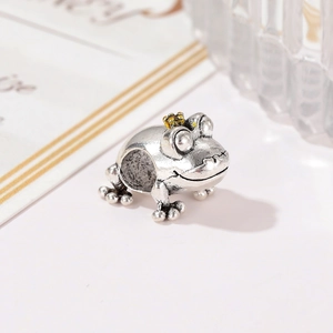 Perle charm prince grenouille en argent antique avec couronne dorée pour bracelets DIY