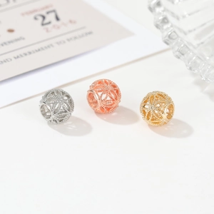 Cuentas de flores huecas en oro, plata y oro rosa para la creación de joyas DIY