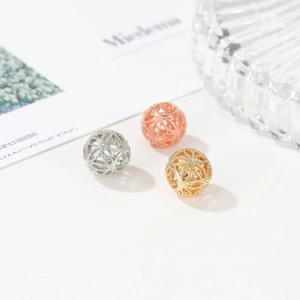 Detalle de cuentas huecas con diseño de flores en oro plata y oro rosa para joyería DIY