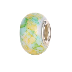 Nahaufnahme von gelb-grünem Harz-Charm im Aquarell-Stil mit poliertem Metallkern