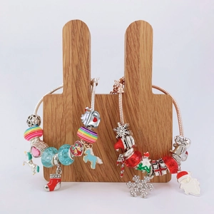 Weihnachts-DIY-Charm-Armband-Adventskalender-Set mit festlichen Perlen und Anhängern