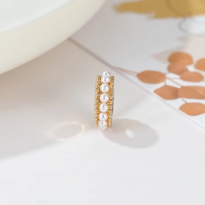 Elegante anello in oro con sei perle bianche e raffinato bordo decorativo