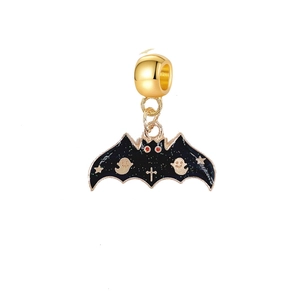 Detail eines Halloween-Anhängers mit Fledermausflügeln, Vergoldung und schwarzer Emaille