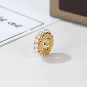 Elegante perla in metallo dorato con intarsio di perle per creazione di gioielli