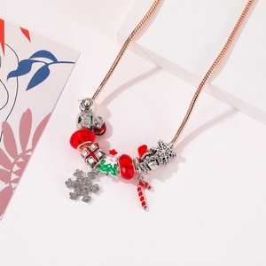 Details vom Weihnachts-Charm-Armband mit Schneeflocken-Anhängern und Roségoldkette