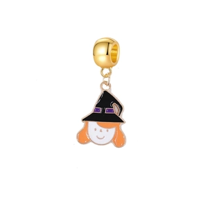 Detail eines Cartoon-Hexenanhängers mit goldener Öse für DIY Halloween-Armbänder