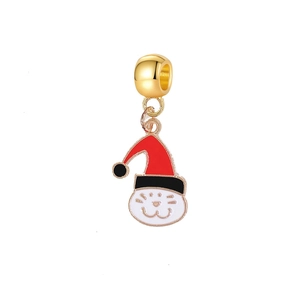 Detail eines Weihnachts-Katzenanhängers mit Emaille-Weihnachtsmütze für DIY-Schmuck