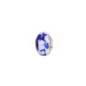 Detailansicht der blau-weißen Blumen-Mosaik-Glasperle mit Silberkern für Armbänder