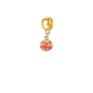 Nahaufnahme der goldenen Metallperle und orangefarbenen Kürbis-Anhängers für DIY-Schmuck
