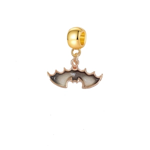 Detail von Roségold-Fledermaus-Anhänger mit grauem Emaille und Glitzer für Halloween-Schmuck