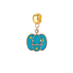Detailansicht Kürbis-Anhänger aus blauem Emaille mit goldenen Sternen für Halloween-Schmuck