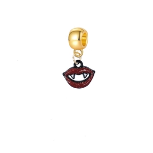 Detailansicht eines goldenen Vampirlippen-Anhängers mit rotem Glitzer für Schmuckbau
