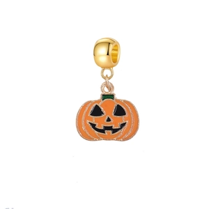 Detailansicht Jack-O'-Lantern Kürbisanhänger mit orangefarbener Emaille und Goldfinish