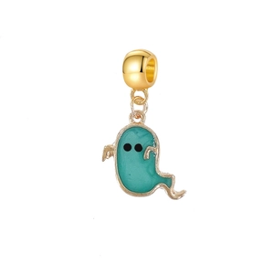 Makroaufnahme von vergoldetem Geisteranhänger mit blaugrüner Emaille für Halloween-Schmuck