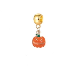 Detailansicht eines Halloween-Kürbis-Anhängers aus goldenem Metall und oranger Emaille