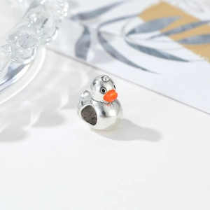 Dettaglio charm a forma di papera in argento con smalto arancione per bracciali DIY