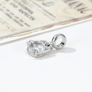 Makroaufnahme von Katzenanhänger mit weißem Emaille my friend Schriftzug für DIY-Schmuck