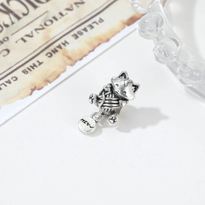 Primer plano de dije de gato vintage de plata grabado MEOW para pulsera de cuentas DIY