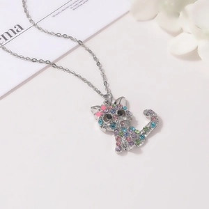 Collana con ciondolo gatto in strass colorati con fiocco rosa su catena argento