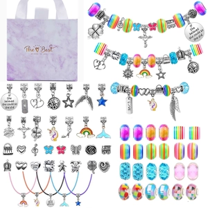 DIY Bettelarmband-Set für Kinder mit Einhorn-Anhängern und bunten Perlen in lila Geschenktüte